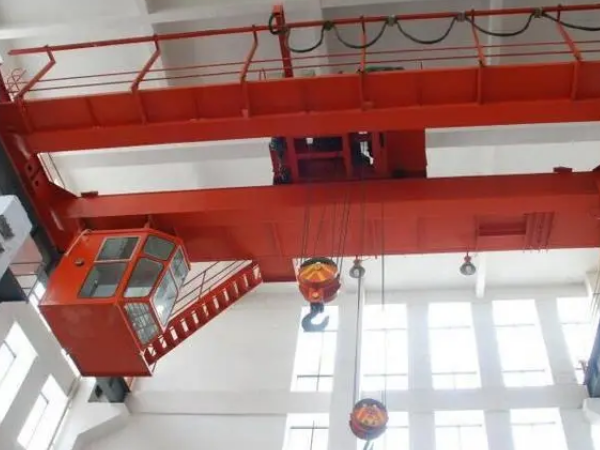 雙梁行車(chē)變頻器控制中如何實(shí)現(xiàn)行車(chē)的正反轉(zhuǎn)、升降、行走等基本操作？